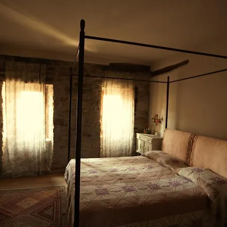 בית נופש Castello Di Brandola *